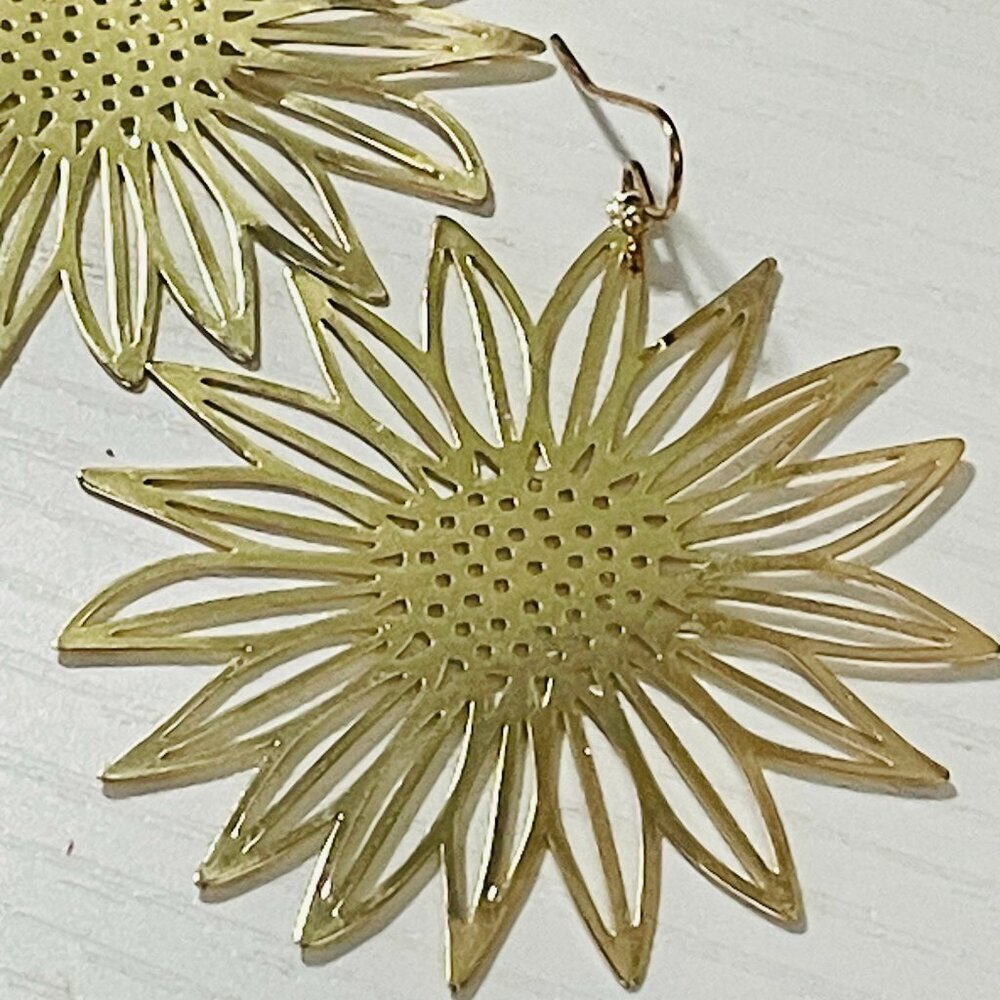 Gold Sunflower Cutout Dangle Earrings Lightweight Floral - Picture 3 of 3